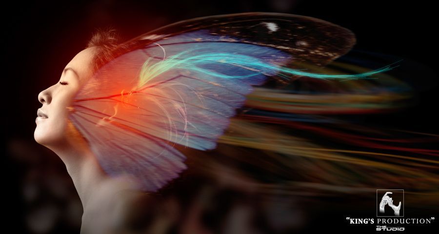 閉著眼睛的女人，半透明的翅膀上有彩色條紋。