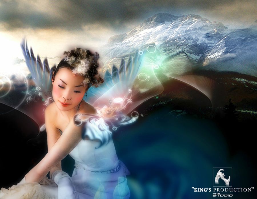 一位長著羽毛翅膀的亞洲女子，身穿白衣，表情寧靜，背景是山巒。