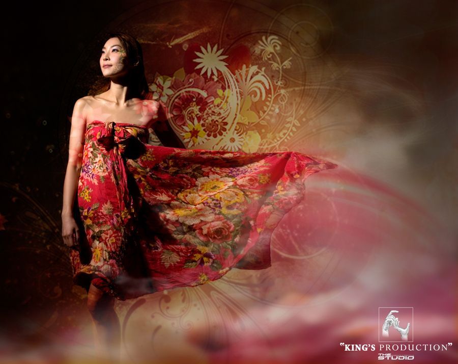 穿著紅色花飾的女人，向上看，背景是旋轉的色彩和花卉圖案。