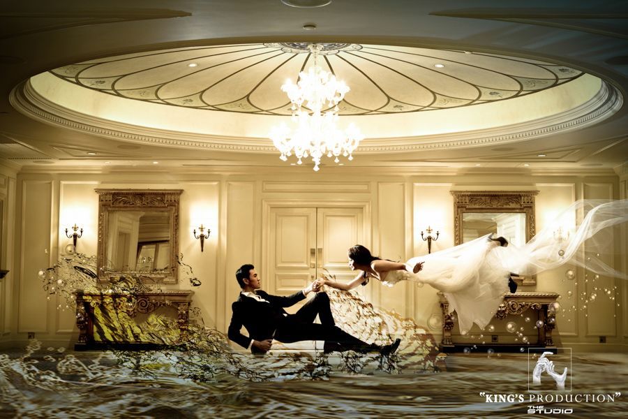 身著婚紗的新人在舞廳裡“漂浮”，水和布料在他們周圍流動。