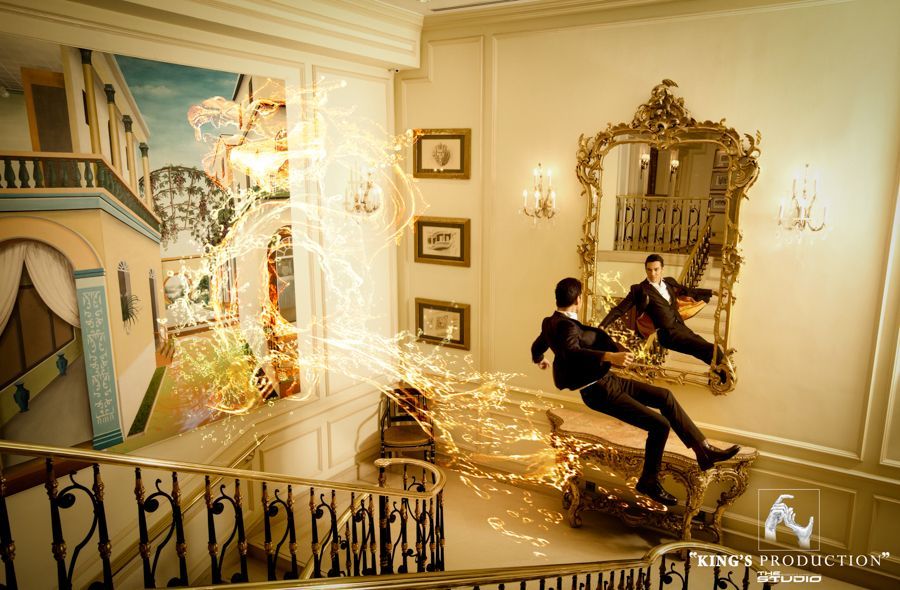男子從華麗的金色椅子上摔下來，穿過牆壁，落入彩繪的街景中，火花飛濺，映照在金色的鏡子上。