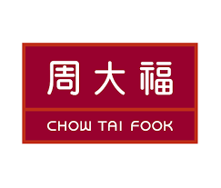 周大福標誌為紅底白字，搭配白色邊框。