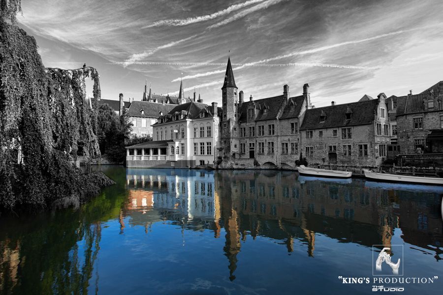 運河與建築物，藍色的海水倒映著建築，黑白的天空。