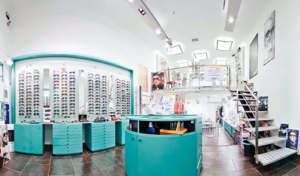 interno del negozio di ottica