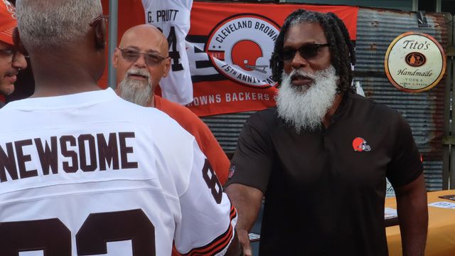 Browns running backs coach Stump Mitchell visits Shenanigans in Dover