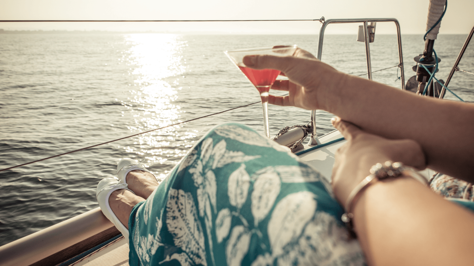 Femme qui boit un cocktail sur un voilier