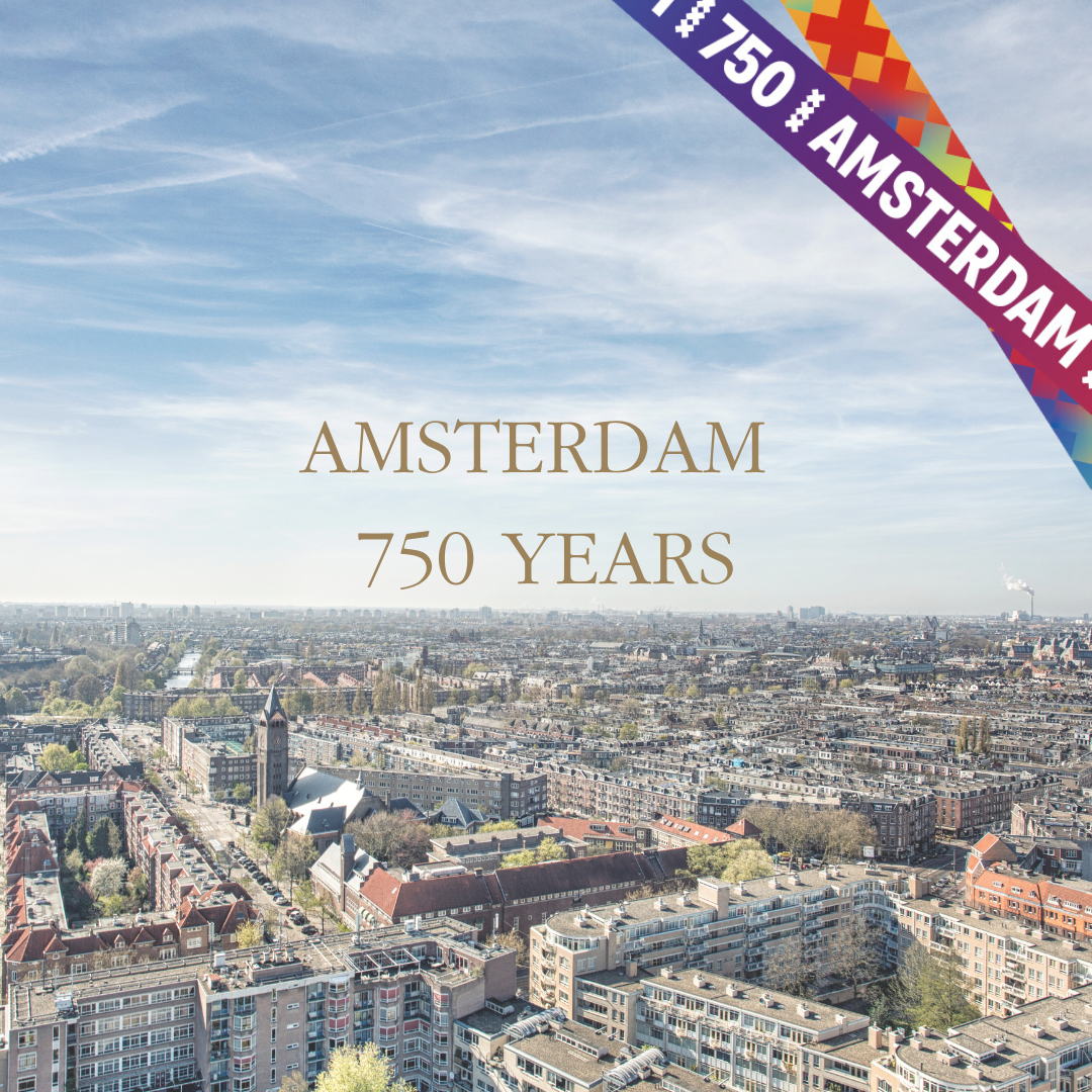 Een luchtfoto van de stad Amsterdam 750 jaar