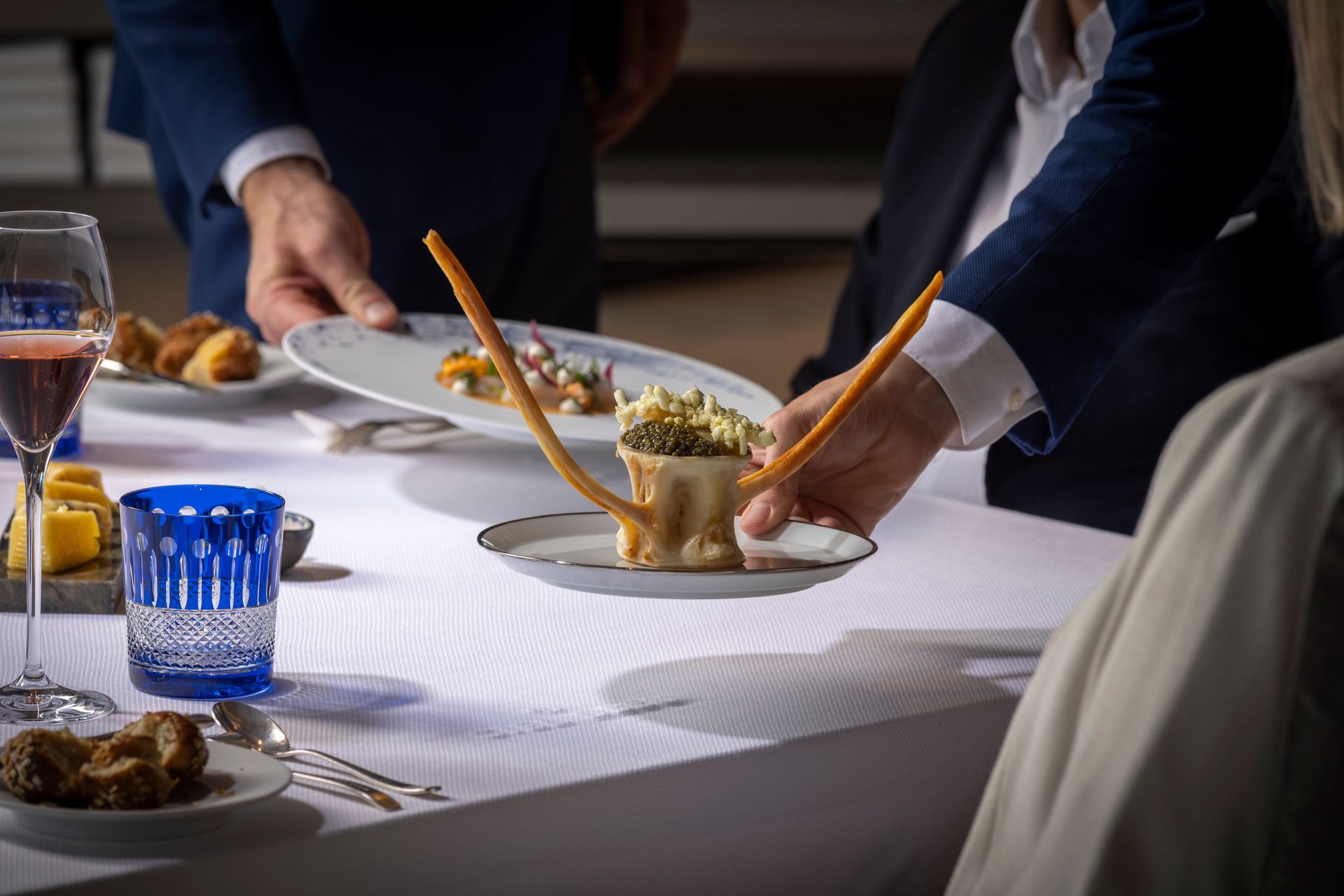 Een tafel met uitzicht op een stad en een stoel op de voorgrond.