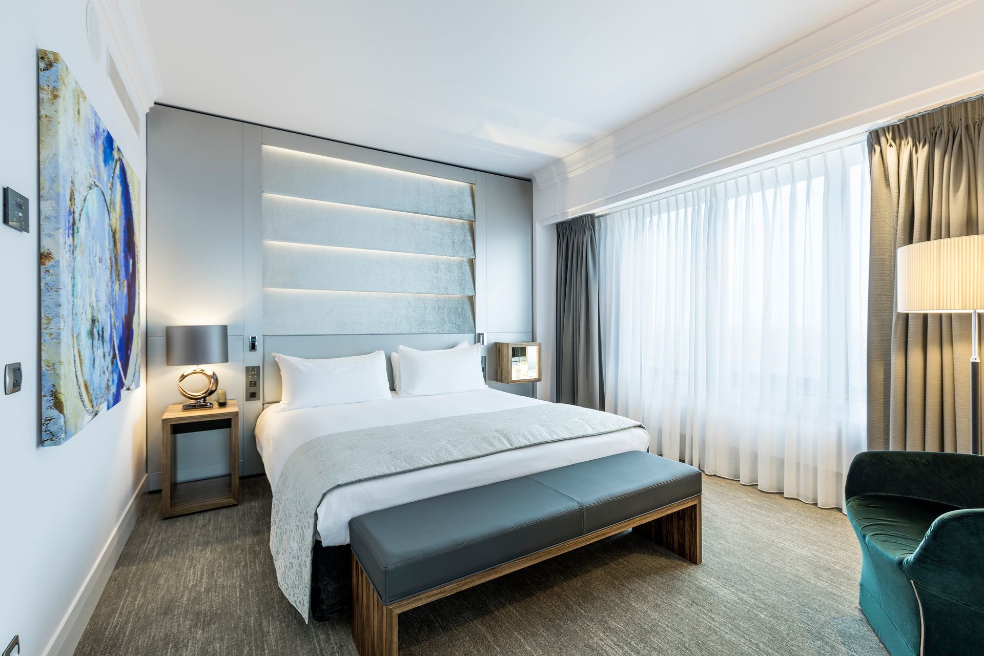 Een hotelkamer met een kingsize bed en een bank.