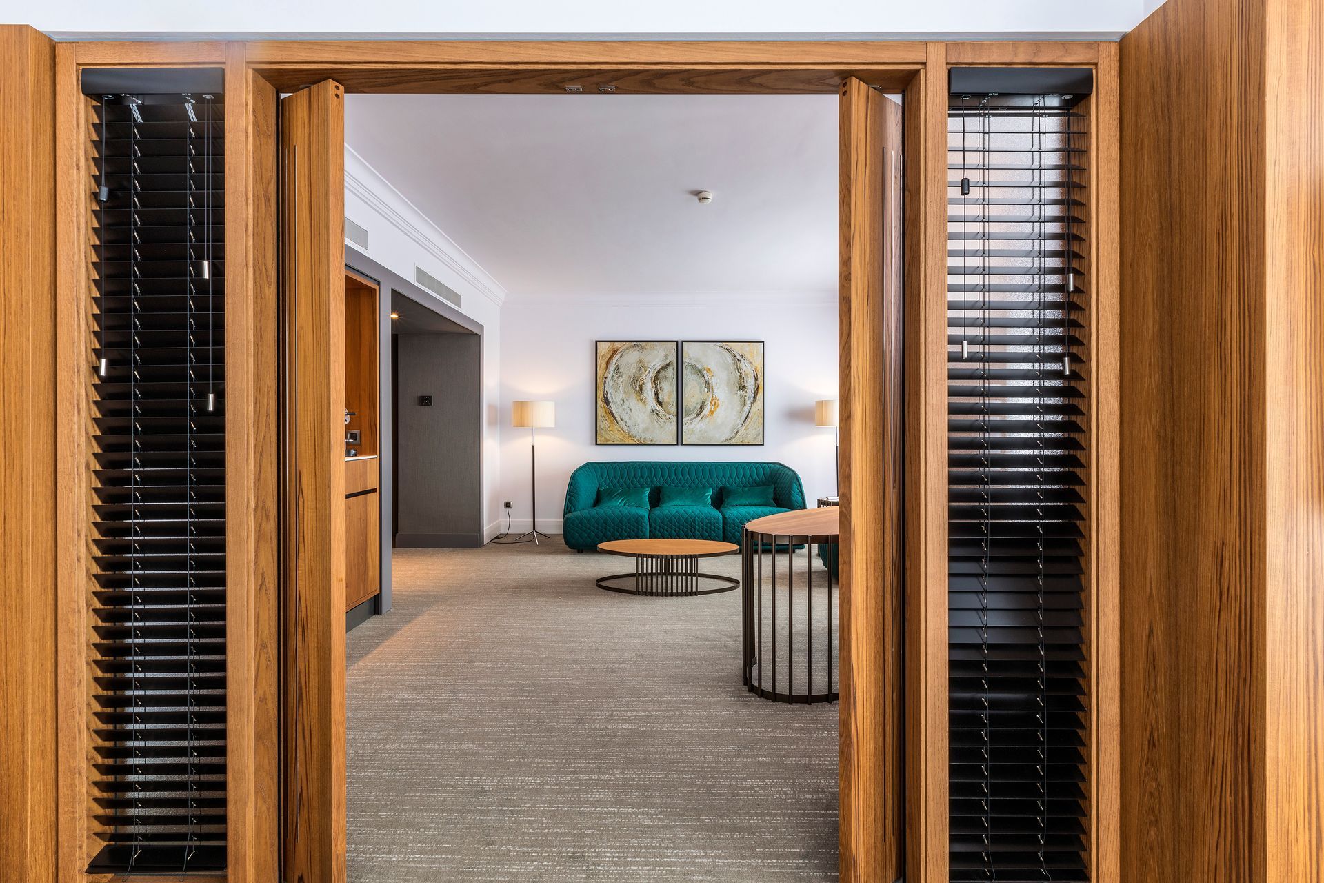 Een woonkamer met een blauwe bank en twee tafels