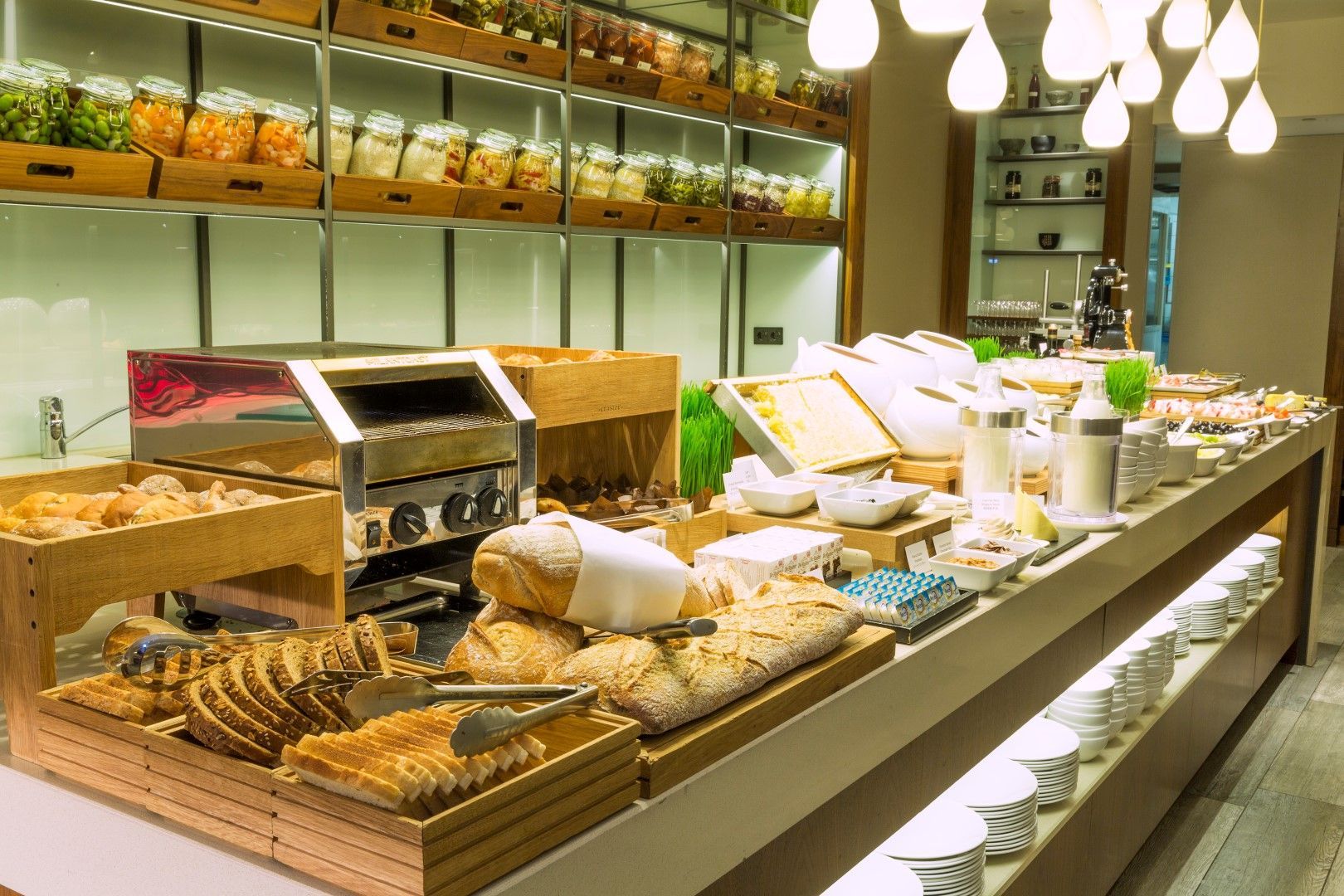 Een buffet met veel eten erop in een restaurant.