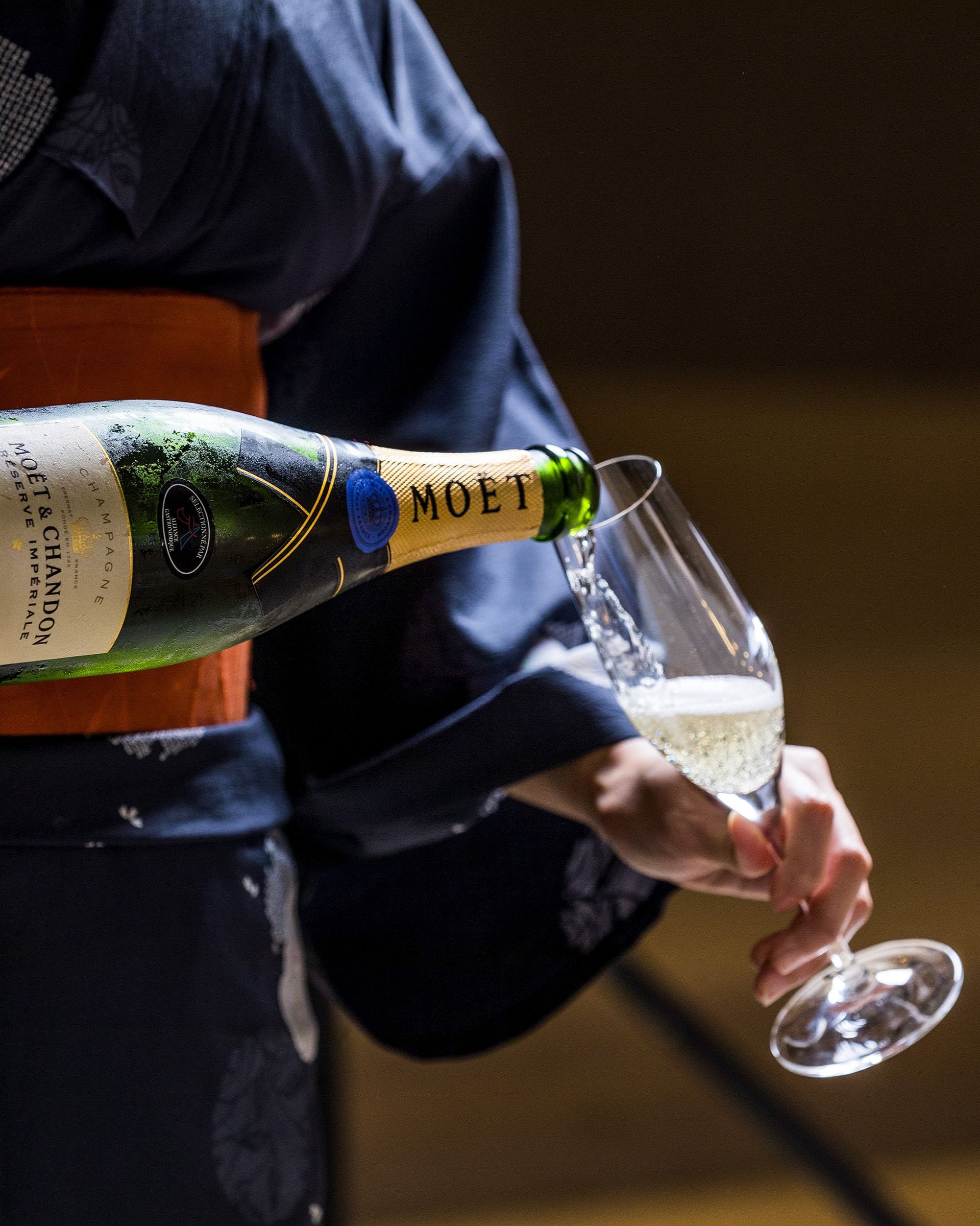 Een fles moet wordt in een glas gegoten