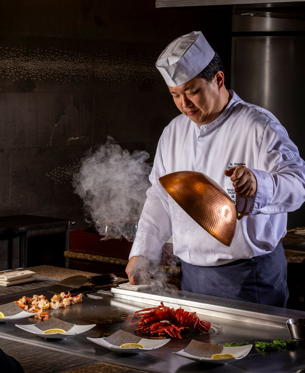 Een vrouw bereidt eten op een grill in een restaurant.