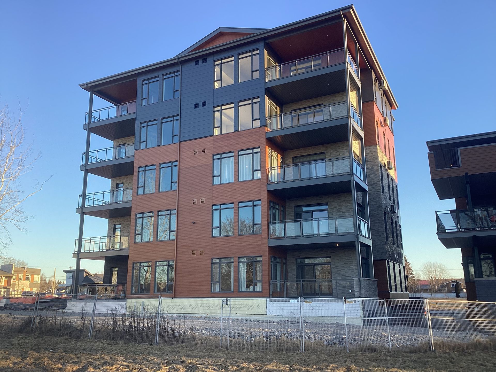 Un grand immeuble d'appartements avec beaucoup de fenêtres et de balcons