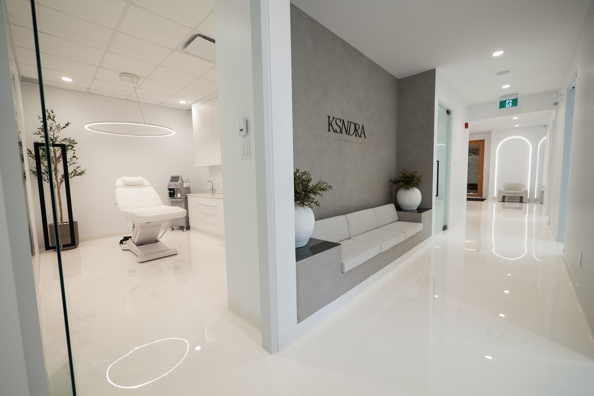 Un couloir avec un canapé et un lit dans un cabinet médical.