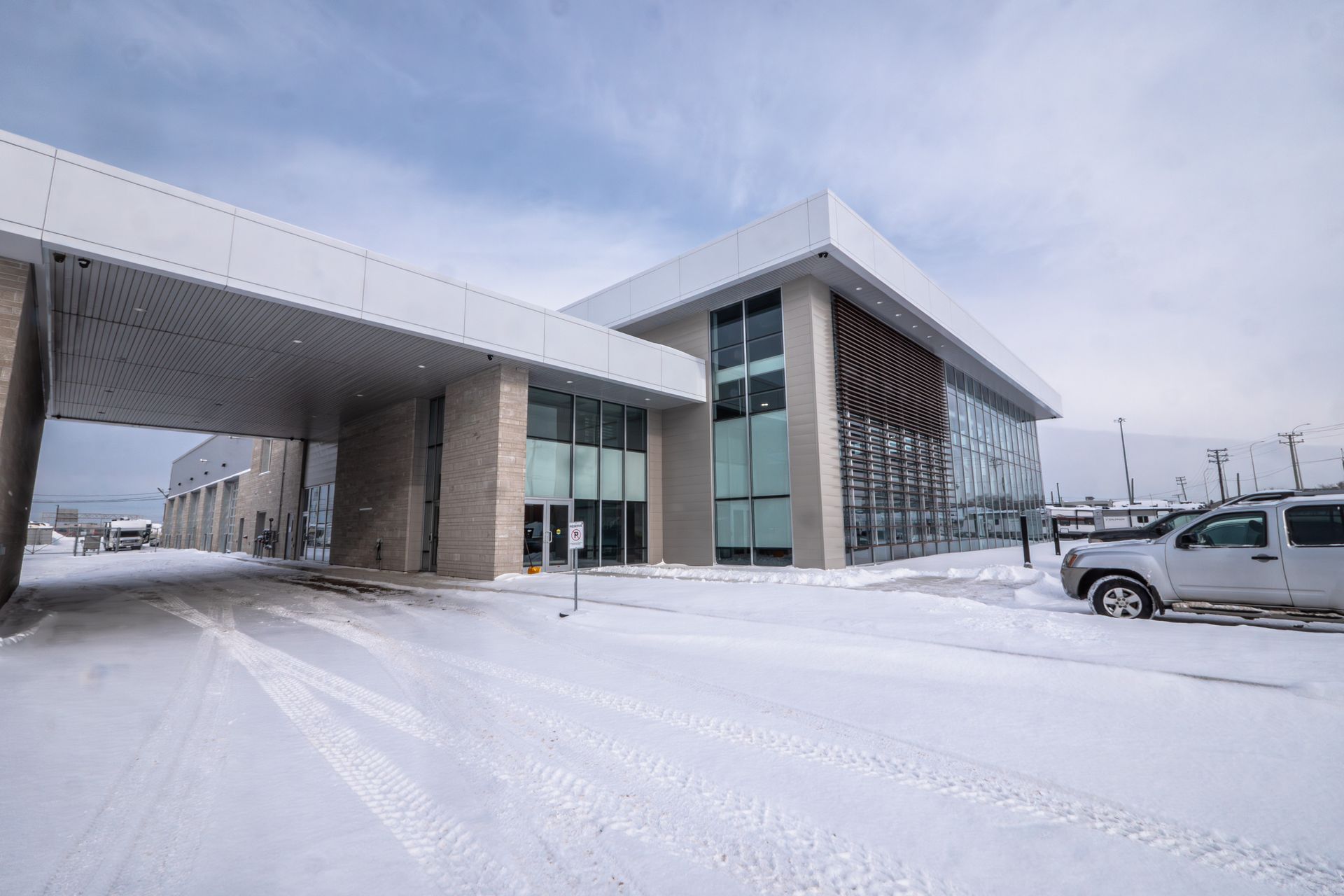 Façade d'un bâtiment commercial moderne avec un grand abri d'auto.