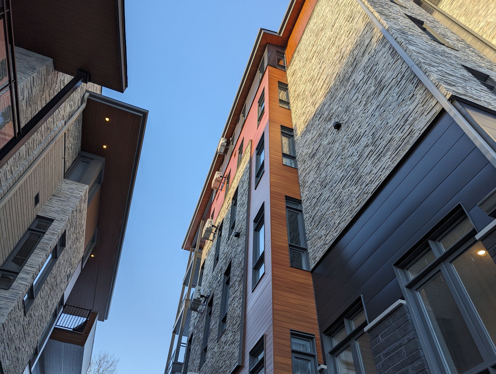 Regardant un grand bâtiment avec un ciel bleu en arrière-plan