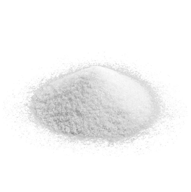 Uma pilha de pó branco sobre um fundo branco.