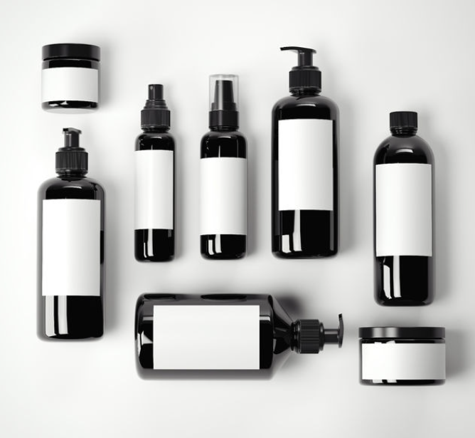 Um monte de garrafas pretas com rótulos brancos