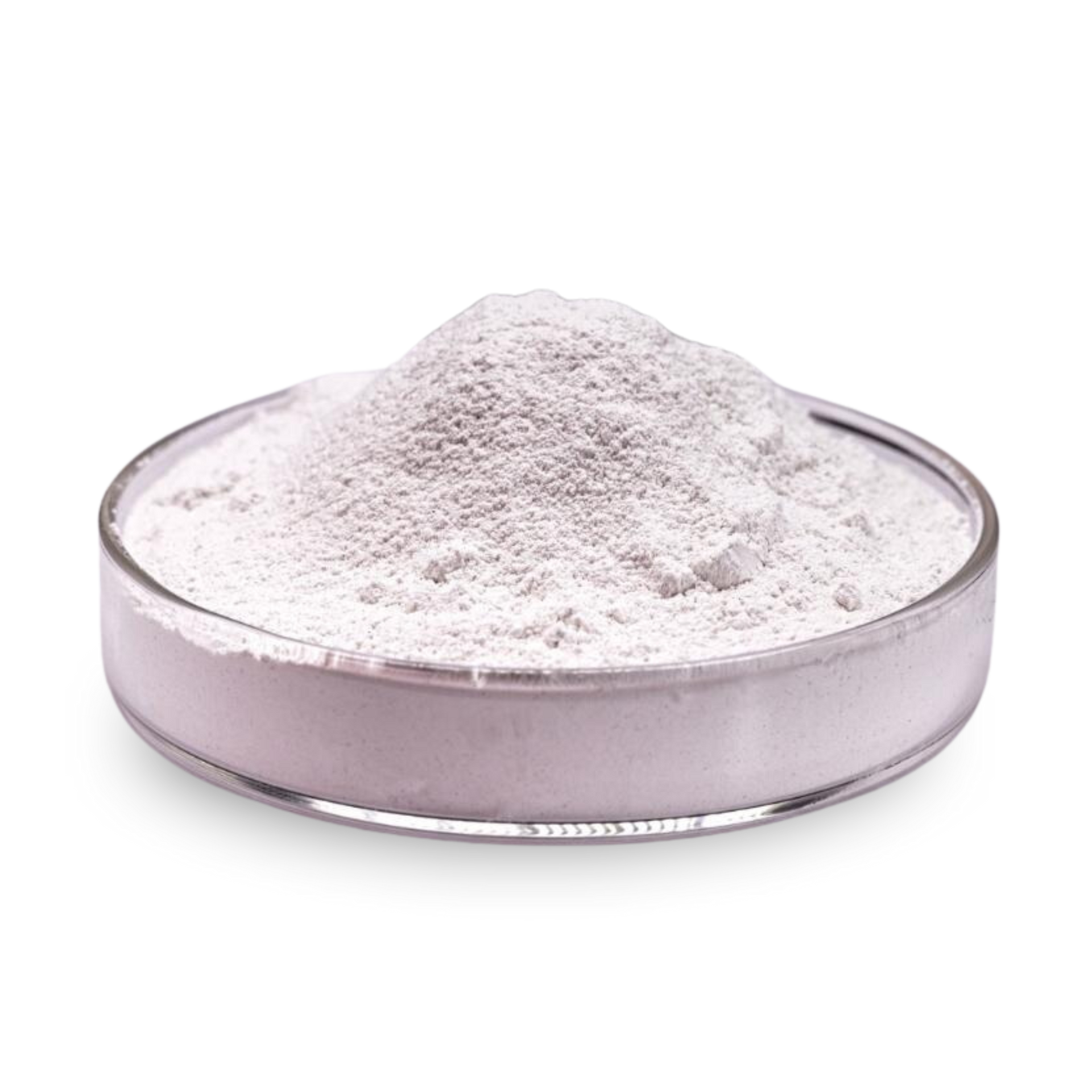 Um prato de vidro cheio de pó branco sobre um fundo branco.