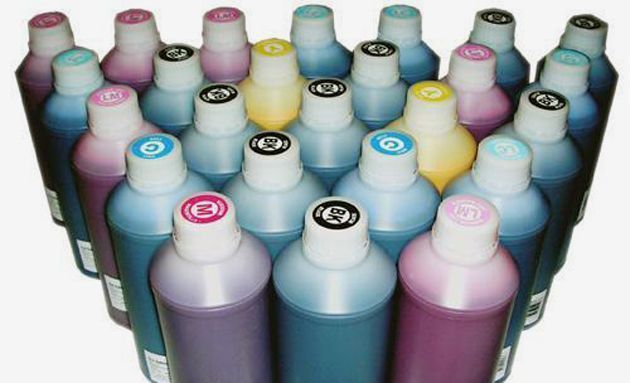Muitos frascos de tinta estão alinhados em forma de coração