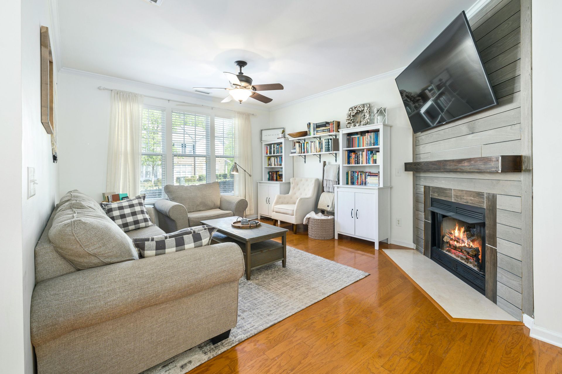 A living room filled with furniture and a fireplace.