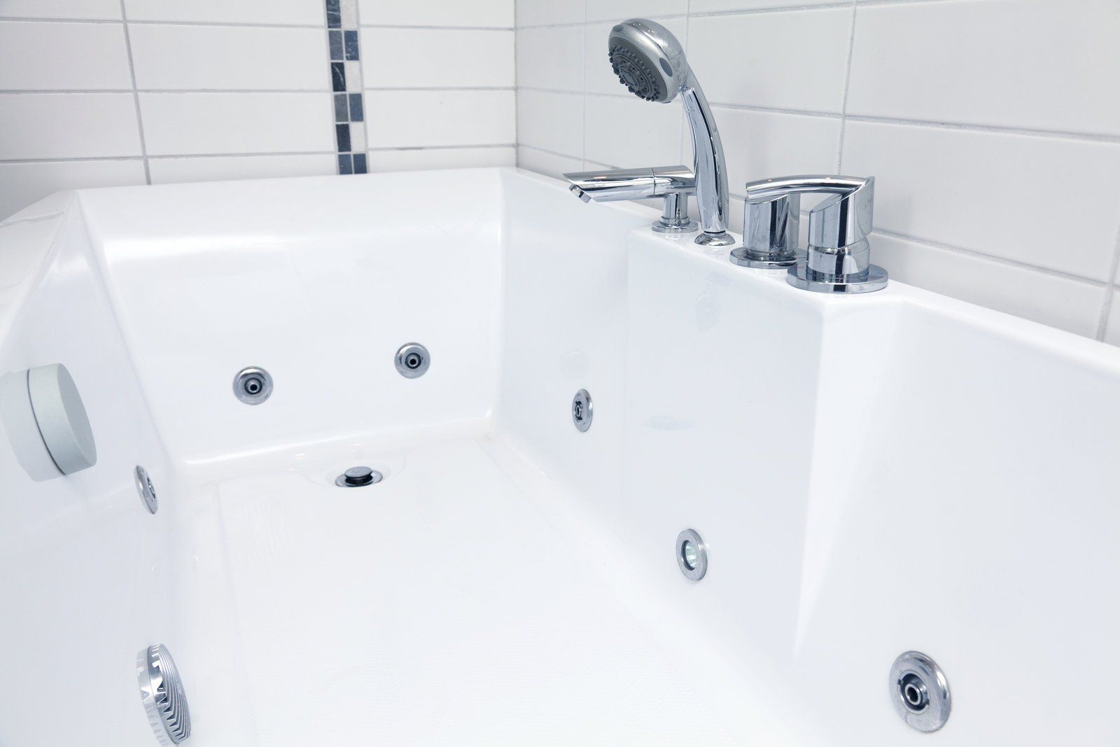 newly cleaned bathroom tub