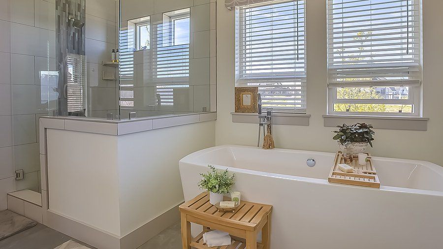 bathroom with window blinds