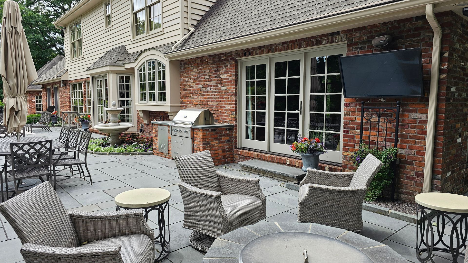 The sun is shining through the clouds in a blue sky.