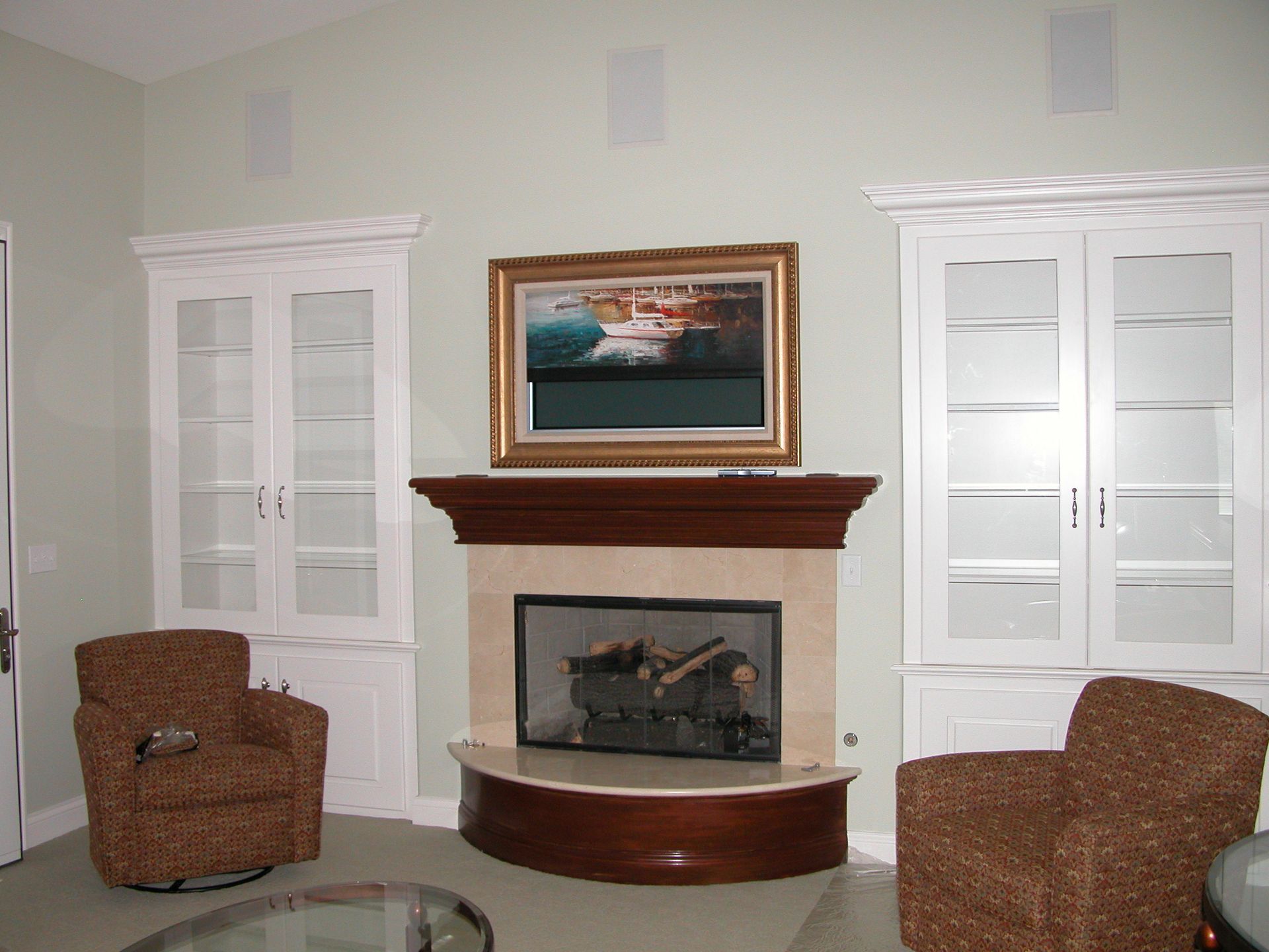 The sun is shining through the clouds in a blue sky.