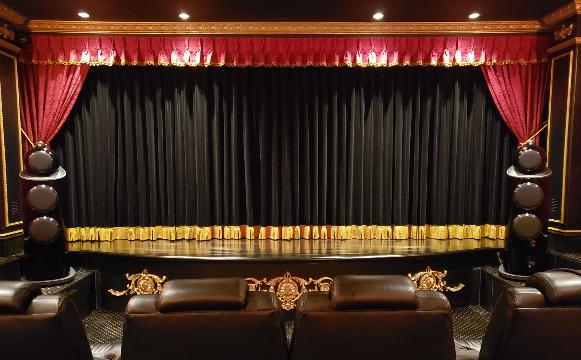 A theater with a black curtain and red curtains