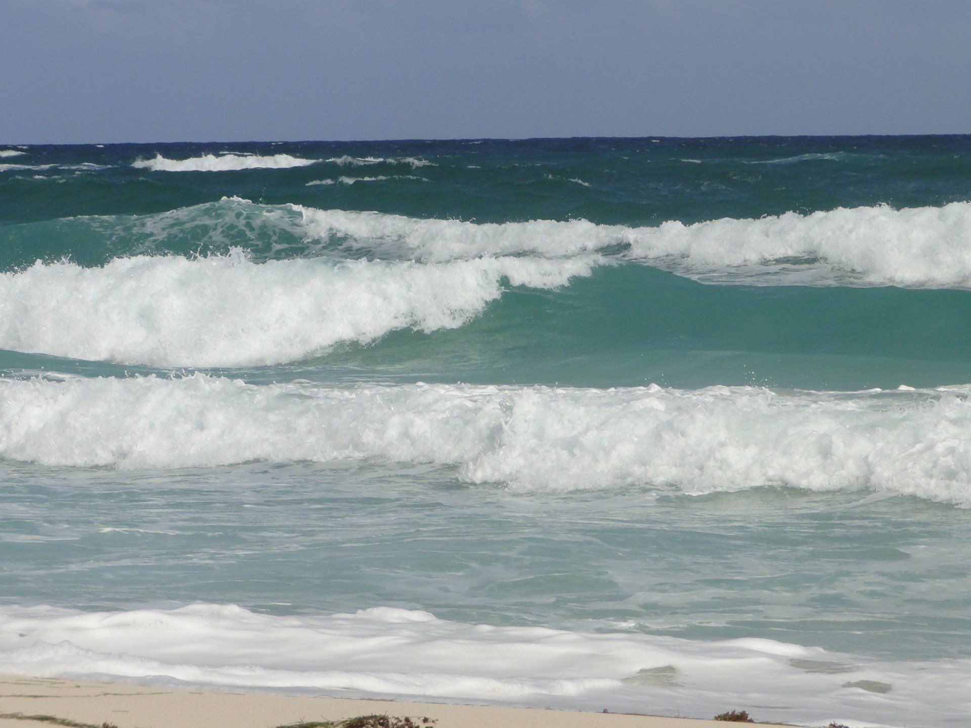 Large waves at Tampalam beach in the Sian Ka'an