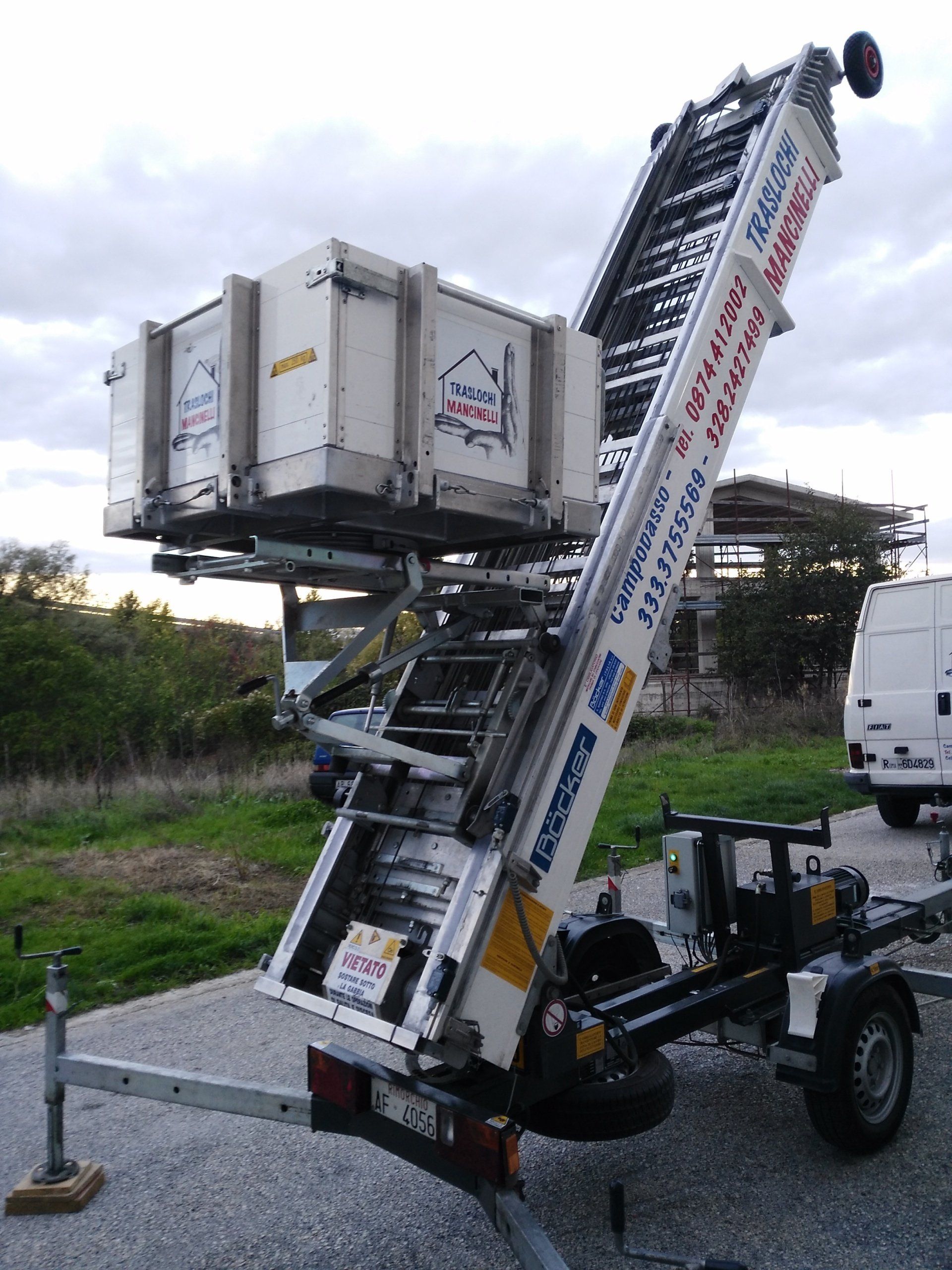 mezzo elettrico con mobili da traslocare