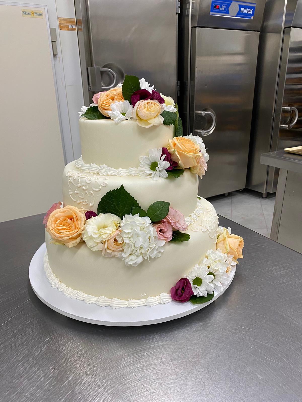 torta bianca con fiori