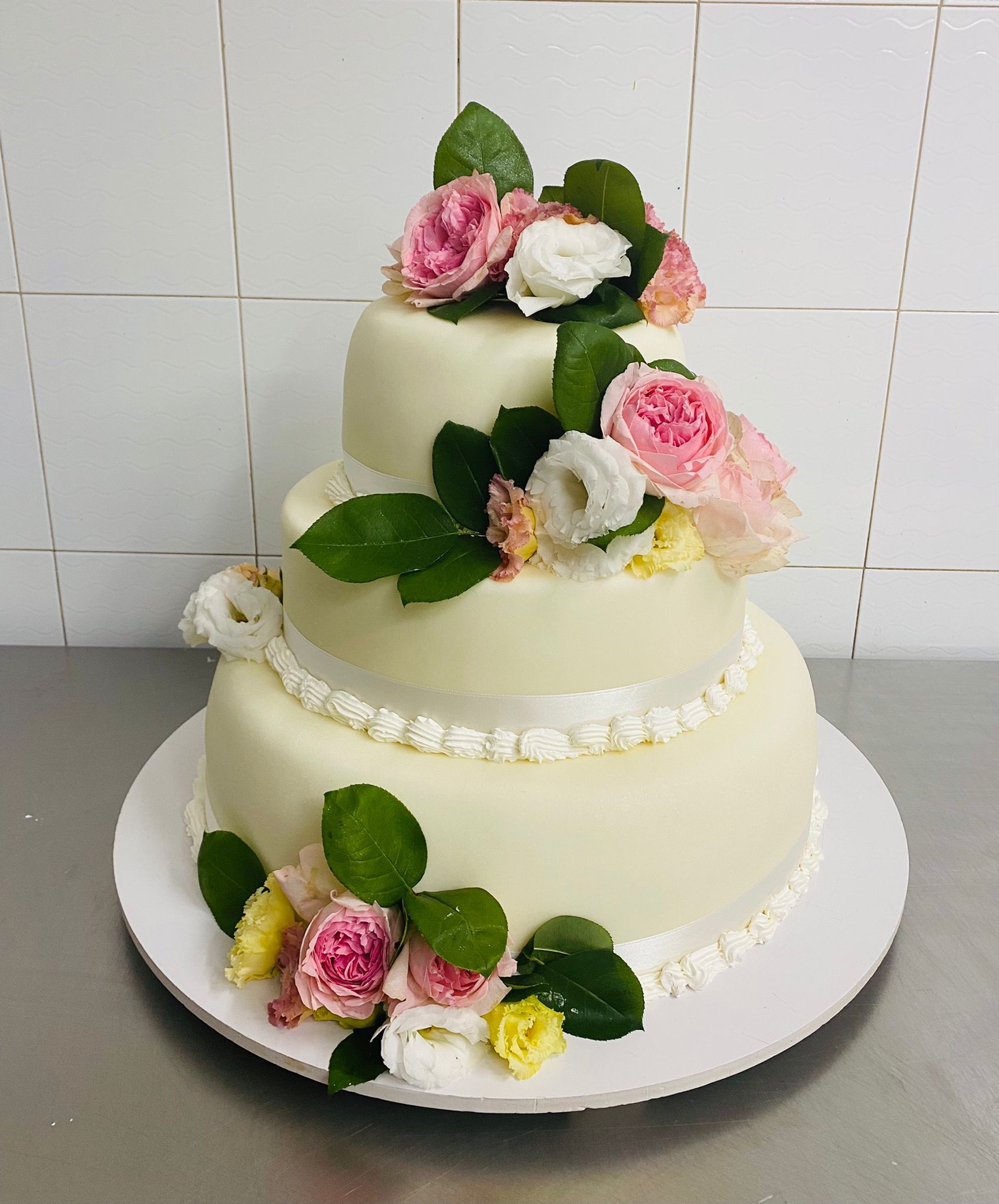 torta bianca con rose