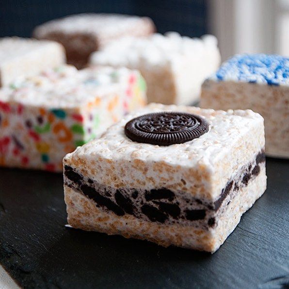 A rice krispie treat with oreos on top