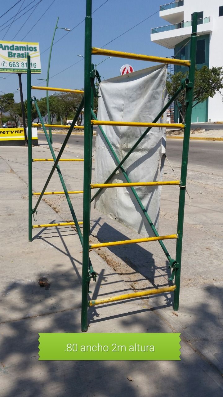 Andamios con cubierta blanca en la acera cerca de la calle y la señal.