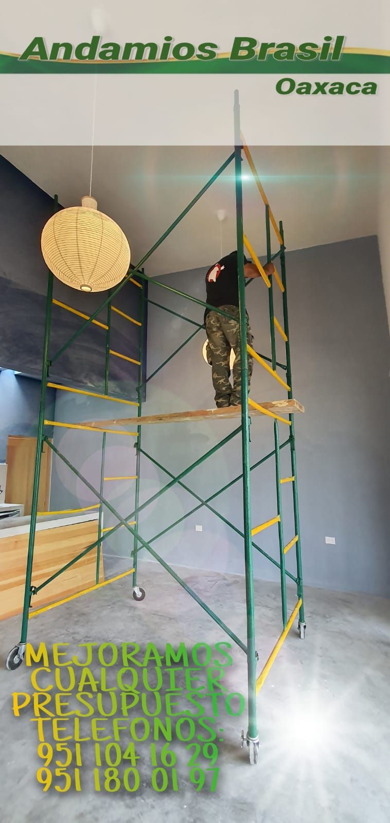 Una persona sobre un andamio verde y amarillo dentro de una habitación, con las palabras 