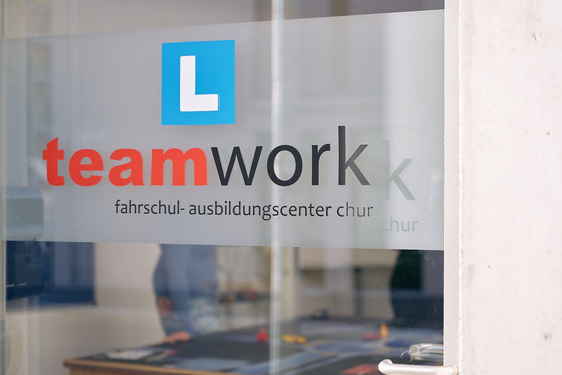 ein Teamwork-Logo auf einem Glasfenster