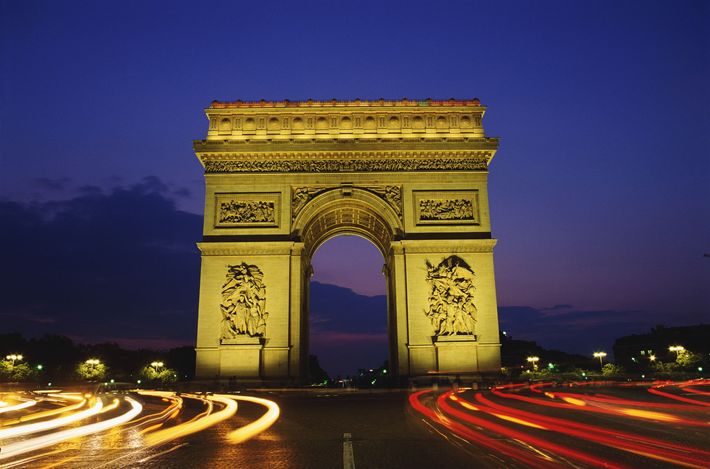 The triumphal arch in paris is lit up at night