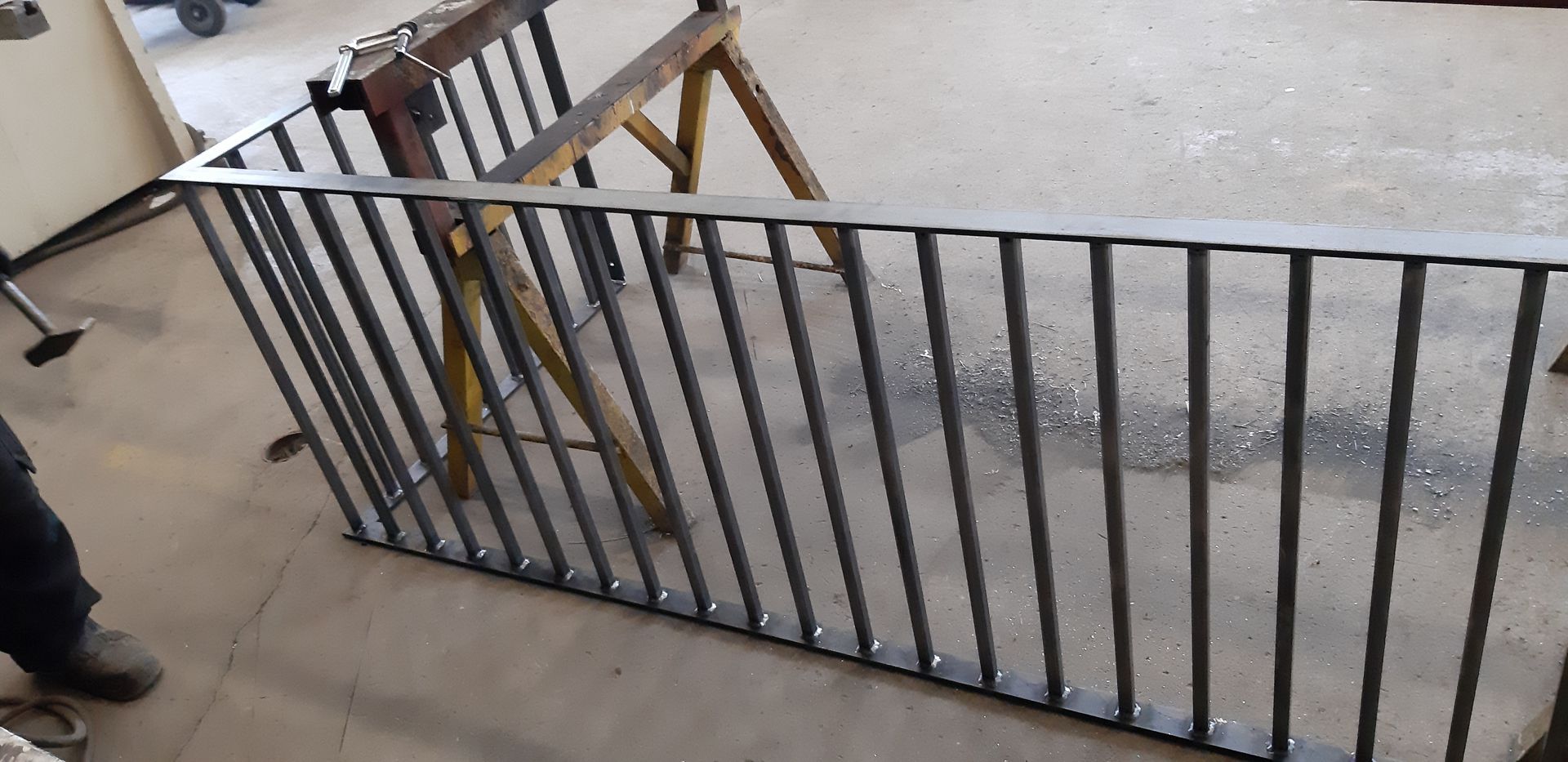 Metallrekkverk i et verkstedmiljø, muligens under bygging.