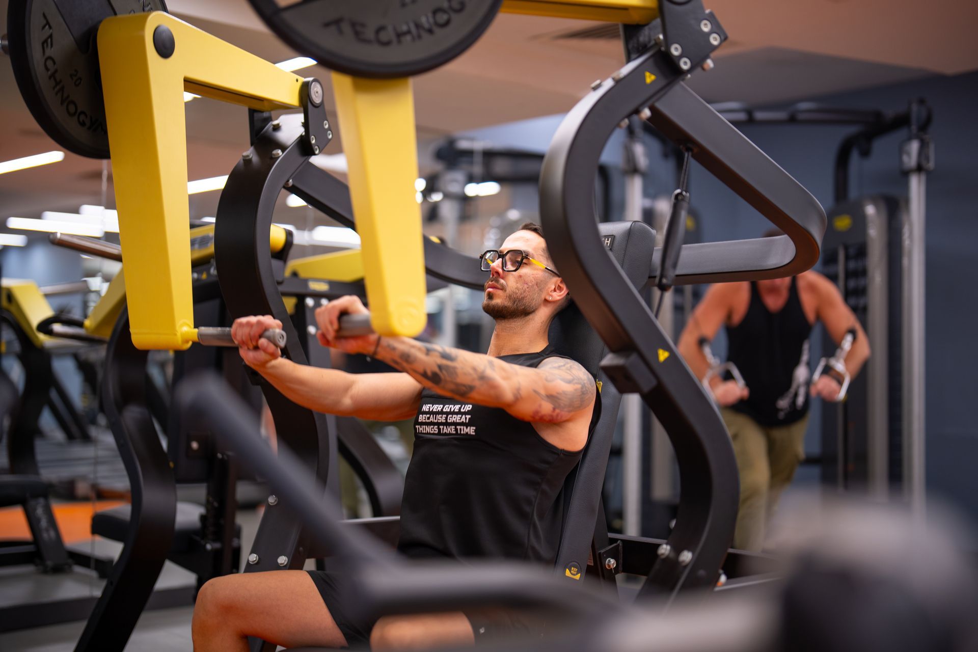 Çok sayıda egzersiz ekipmanı ve koşu bandı içeren bir spor salonu