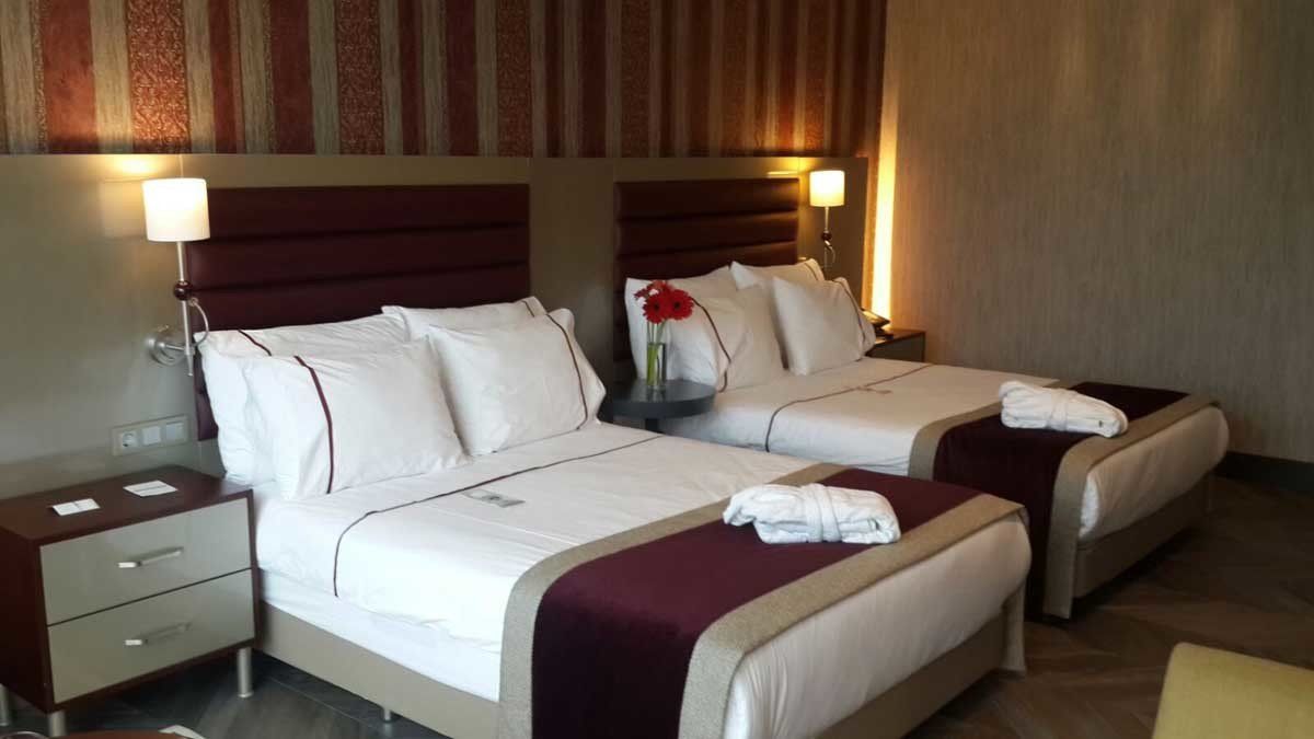 Iki yataklı ve iki komodinli bir otel odası