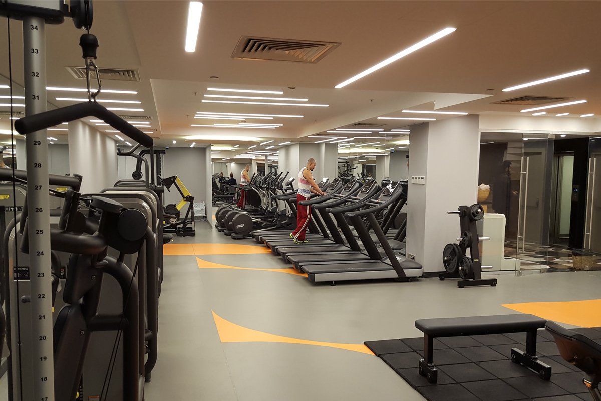 Çok sayıda ekipman ve bankın bulunduğu bir spor salonu