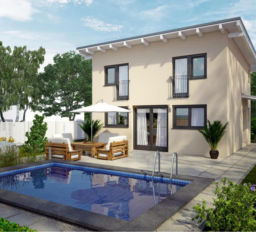 Zweistöckiges beiges Haus mit Pool, Terrassenmöbeln und dunkel gerahmten Fenstern vor blauem Himmel.