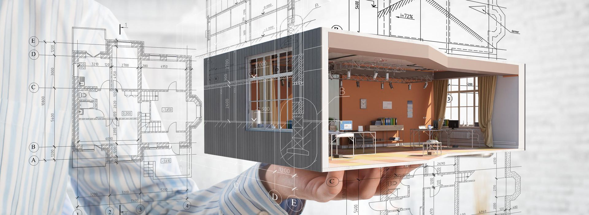 Eine Hand hält ein Miniaturmodell eines Raumes, im Hintergrund sind Architekturpläne eingeblendet.