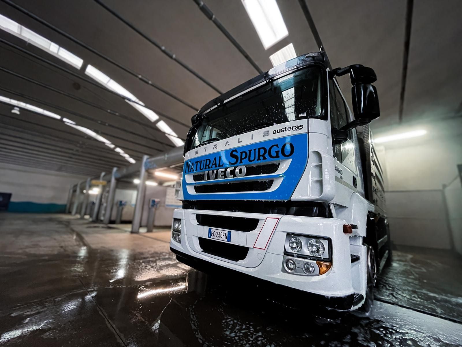 Una cucina con piastrelle rosse e mobili bianchi