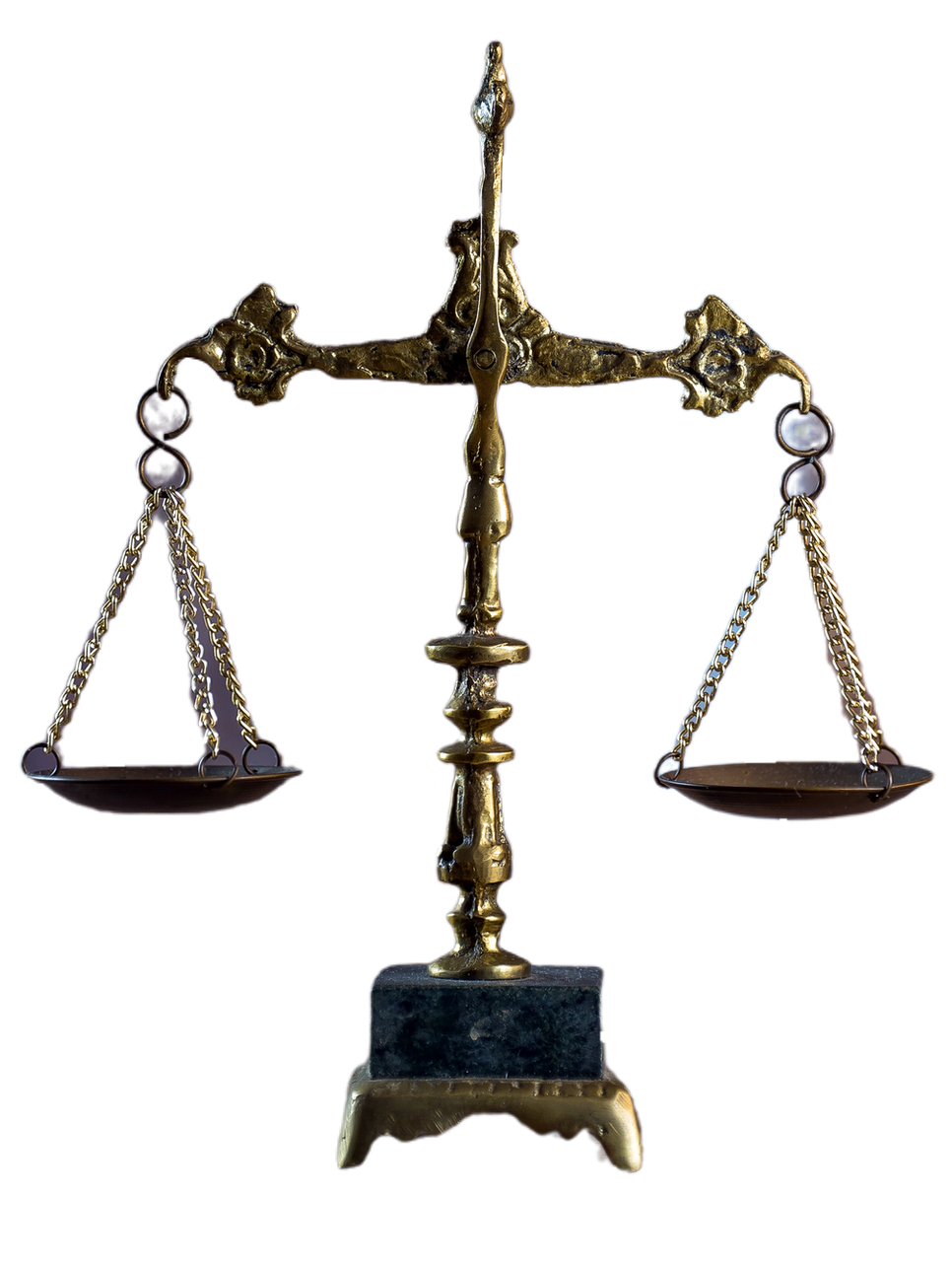 Bilancia della giustizia, color ottone, con due piatti in equilibrio.