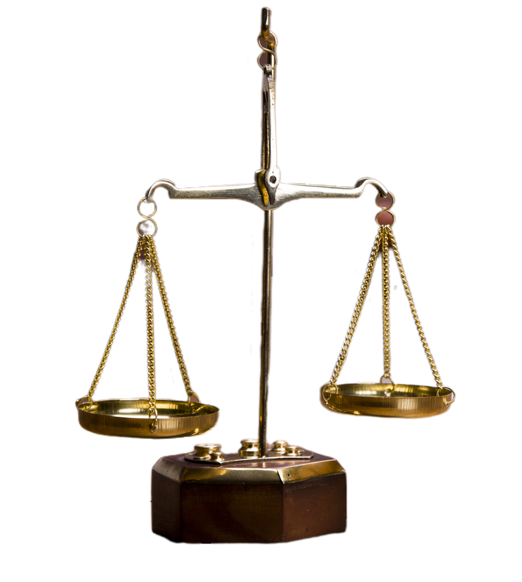 Bilancia della giustizia, piatti dorati, base in legno, palo centrale verticale, isolato su bianco.