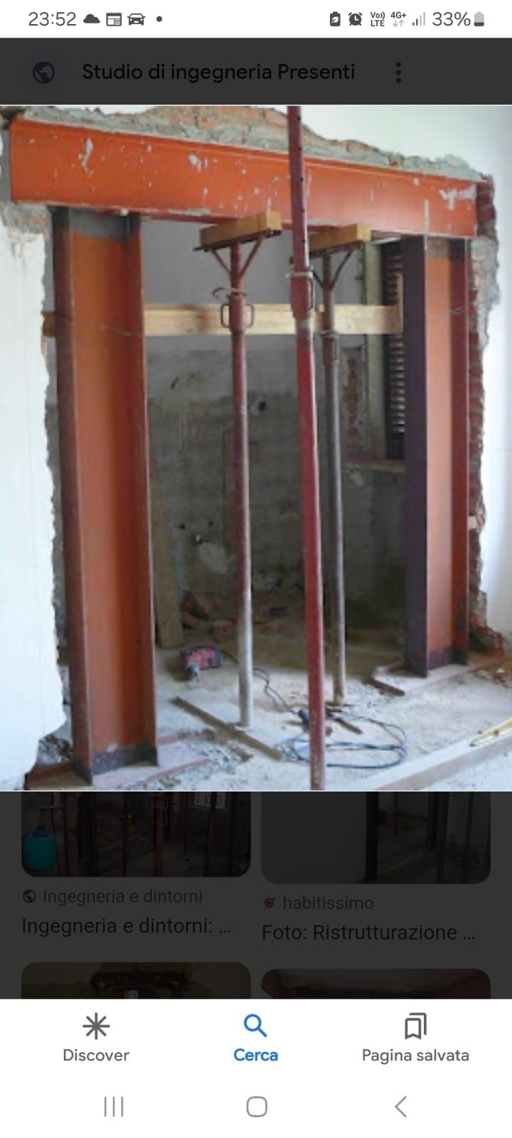 Cantiere con travi in ​​acciaio che sostengono una porta, sostenuta da puntelli temporanei.